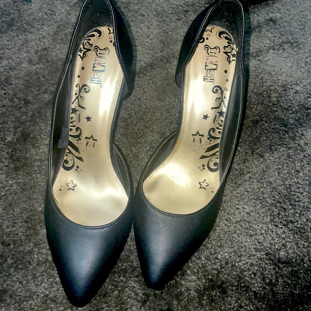 Black pumps